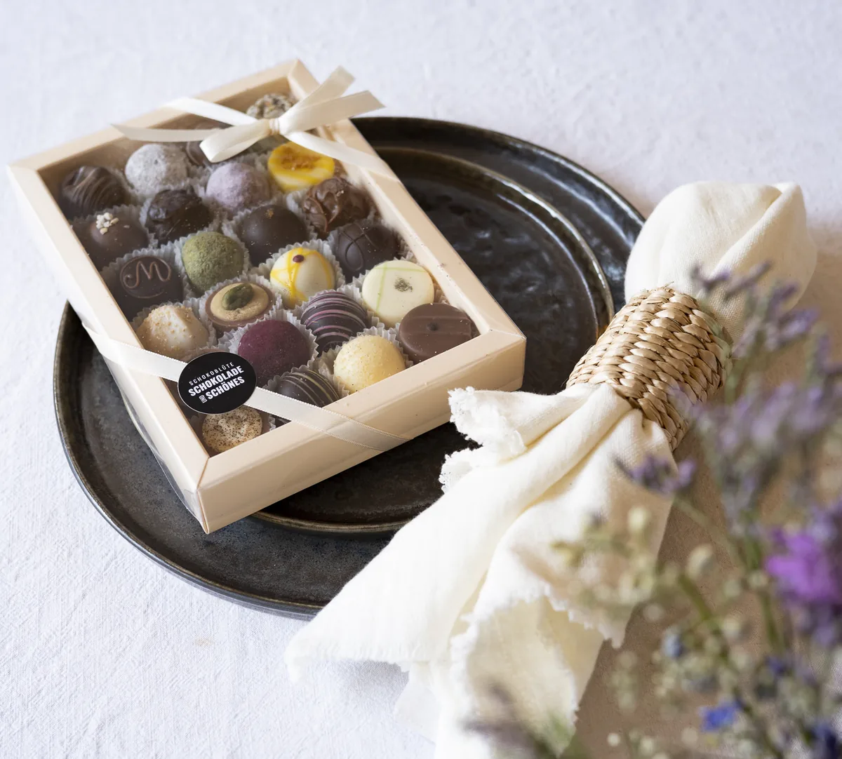 Verpackte Pralinenschachtel auf einem Tablett als Geschenk